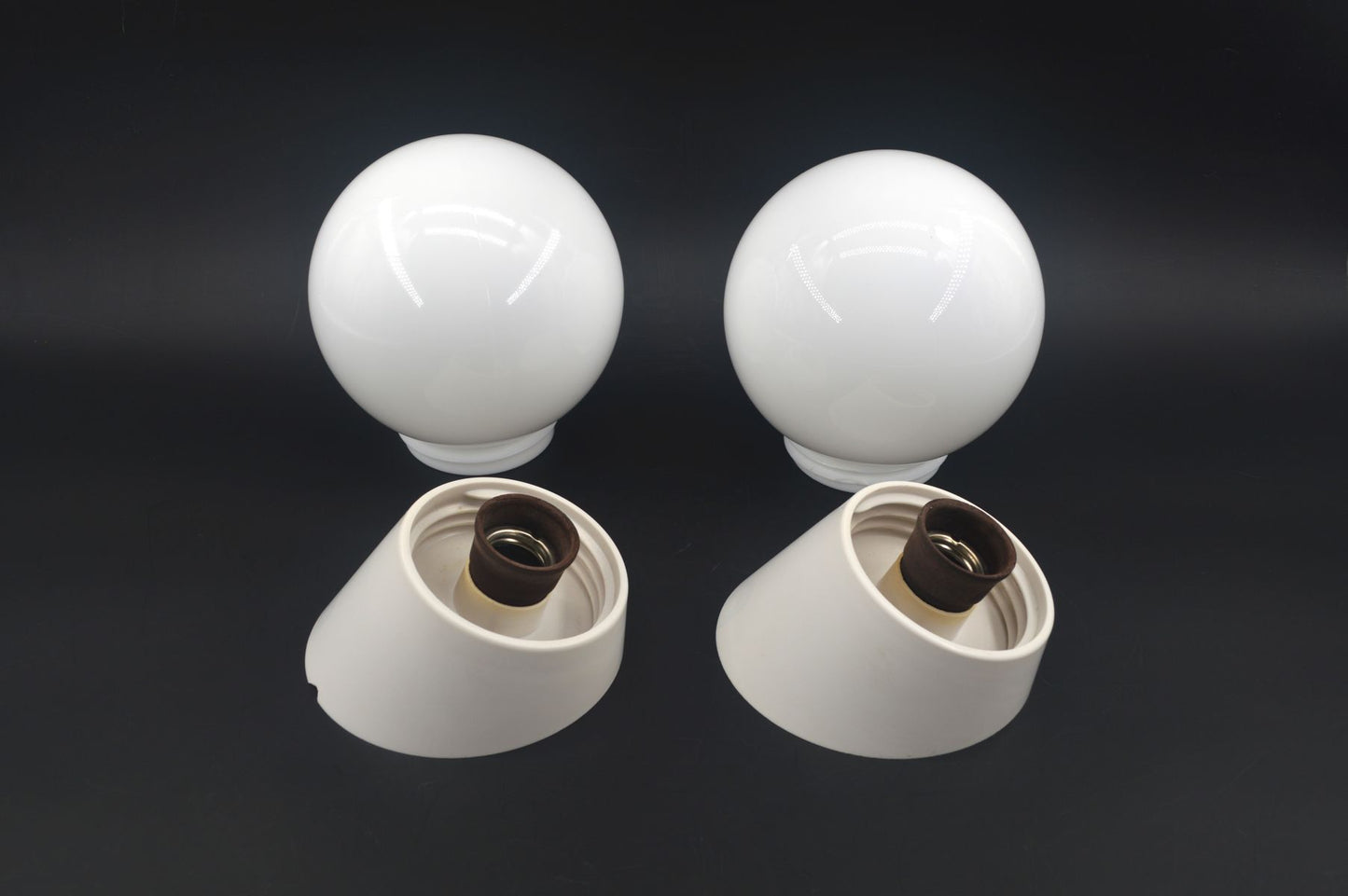 Dänische Nordisk Solar Mid-Century Badezimmer Lampen – 1960s Bauhaus Design Kugellampen mit Milchglas Lampenschirm – 1960s Kugel Design Wandlampen