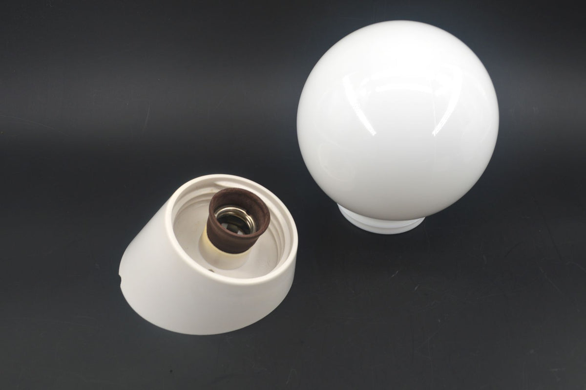 Dänische Nordisk Solar Mid-Century Badezimmer Lampen – 1960s Bauhaus Design Kugellampen mit Milchglas Lampenschirm – 1960s Kugel Design Wandlampen