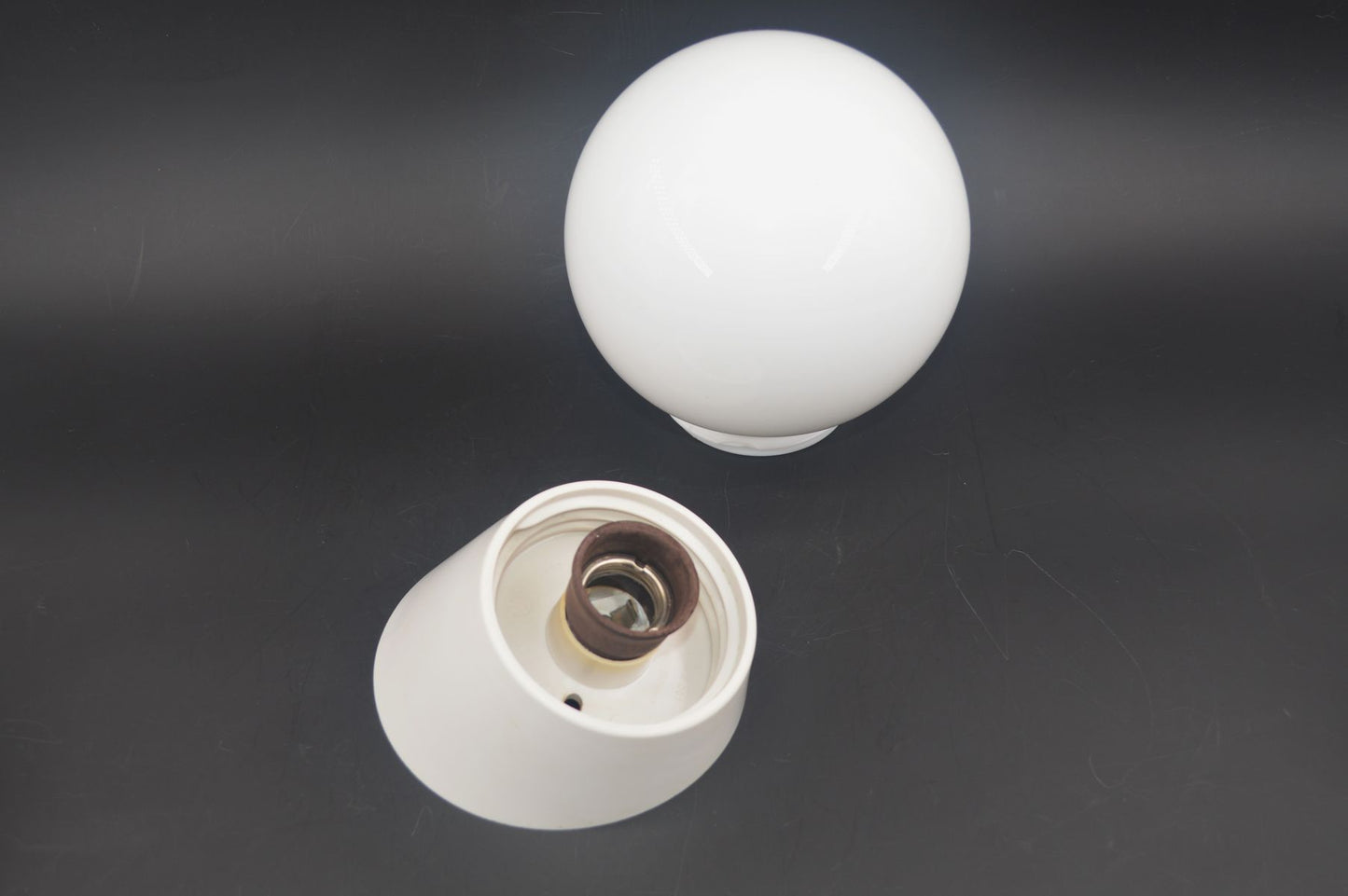Dänische Nordisk Solar Mid-Century Badezimmer Lampen – 1960s Bauhaus Design Kugellampen mit Milchglas Lampenschirm – 1960s Kugel Design Wandlampen