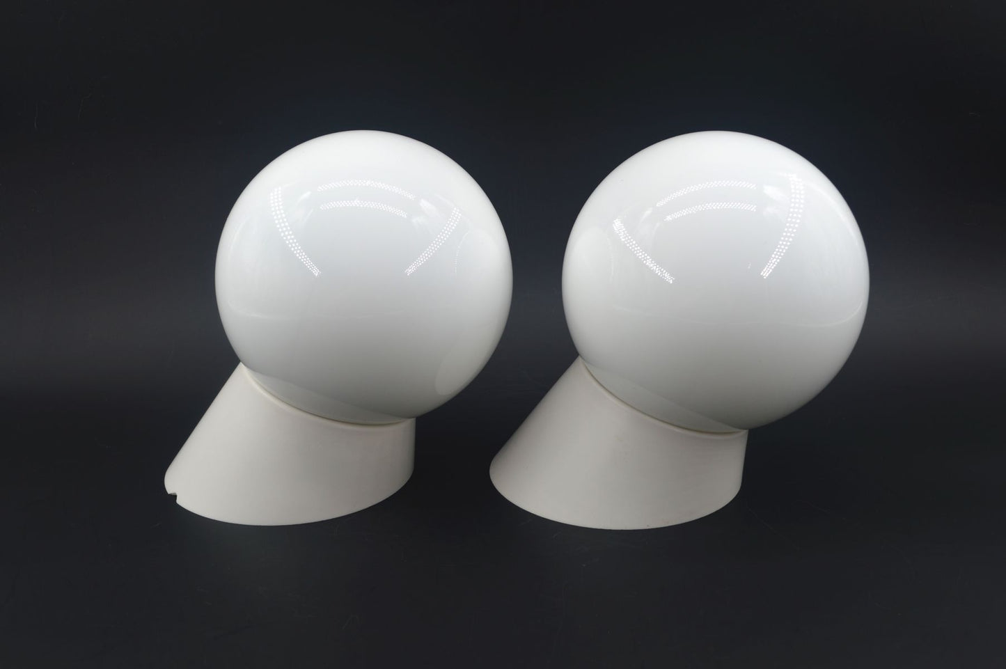 Dänische Nordisk Solar Mid-Century Badezimmer Lampen – 1960s Bauhaus Design Kugellampen mit Milchglas Lampenschirm – 1960s Kugel Design Wandlampen
