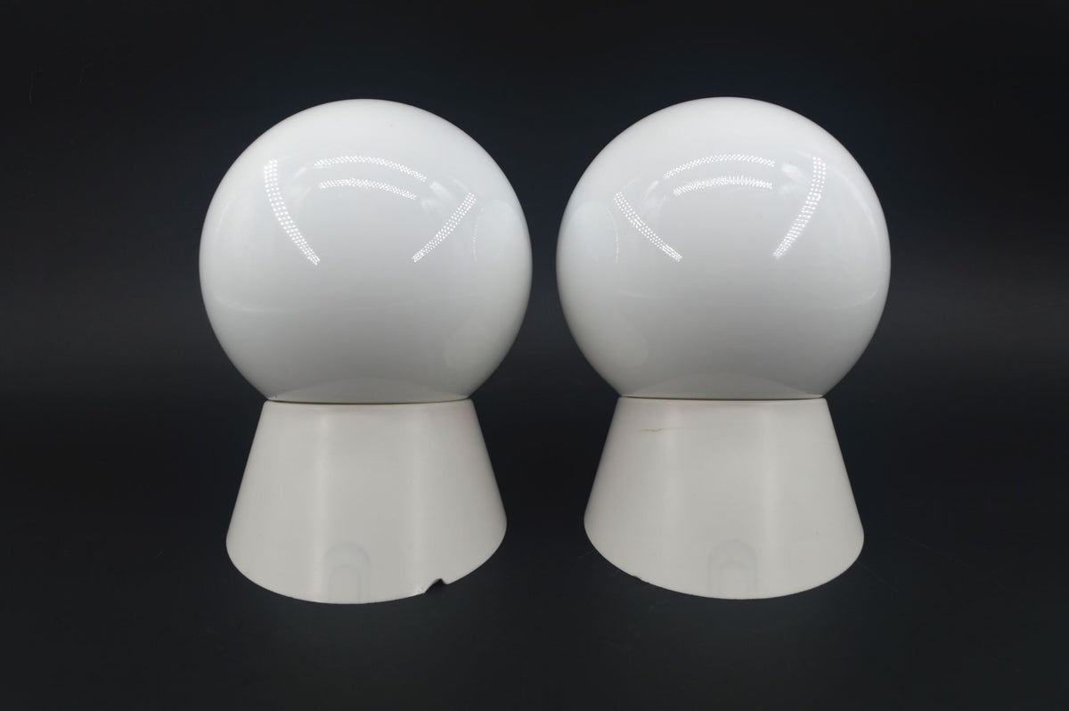 Dänische Nordisk Solar Mid-Century Badezimmer Lampen – 1960s Bauhaus Design Kugellampen mit Milchglas Lampenschirm – 1960s Kugel Design Wandlampen
