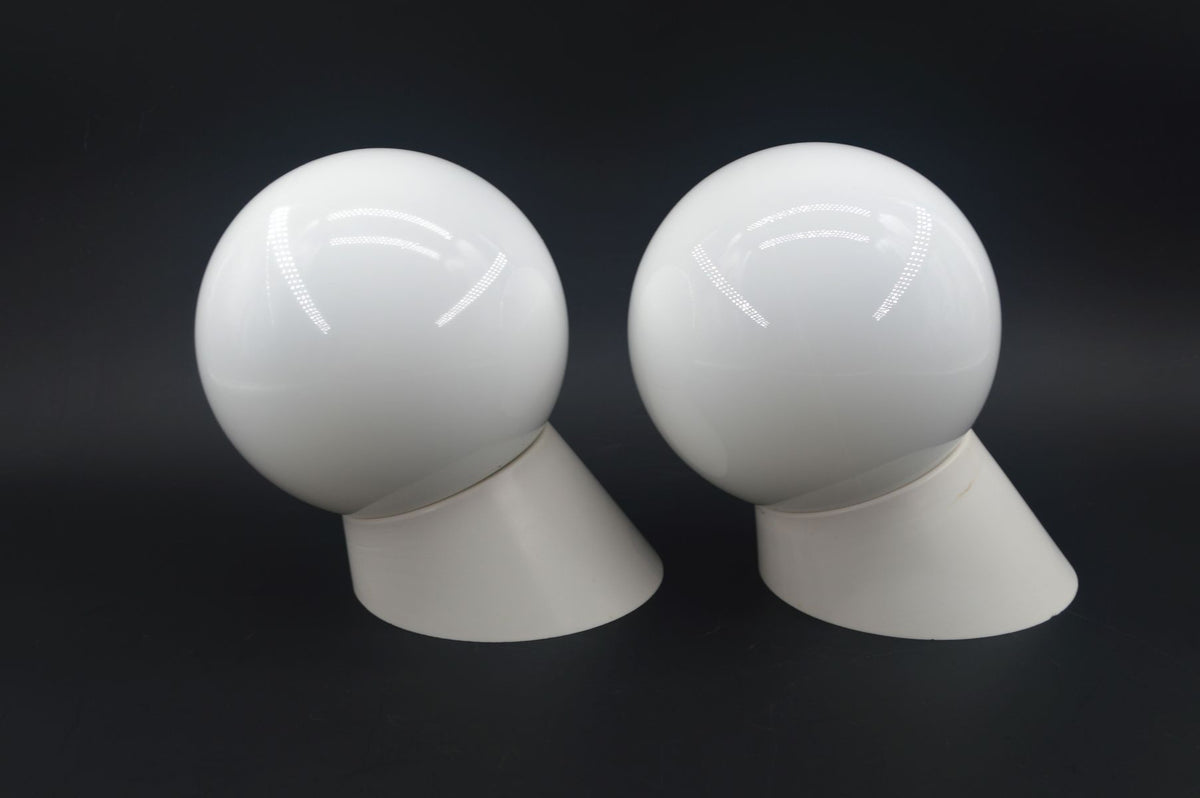 Dänische Nordisk Solar Mid-Century Badezimmer Lampen – 1960s Bauhaus Design Kugellampen mit Milchglas Lampenschirm – 1960s Kugel Design Wandlampen