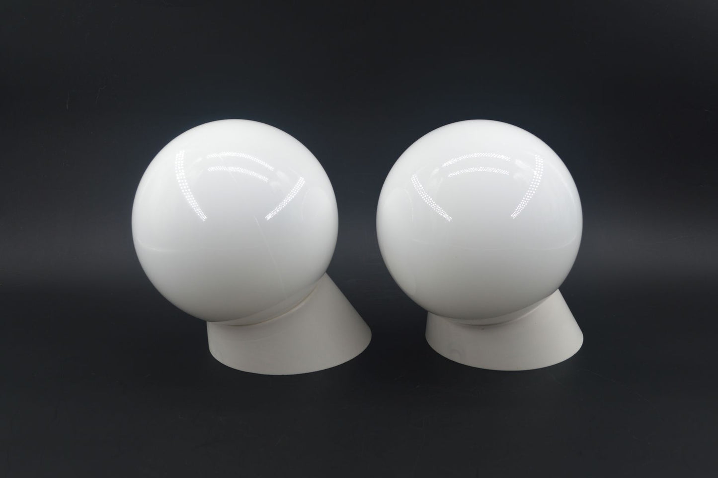 Dänische Nordisk Solar Mid-Century Badezimmer Lampen – 1960s Bauhaus Design Kugellampen mit Milchglas Lampenschirm – 1960s Kugel Design Wandlampen