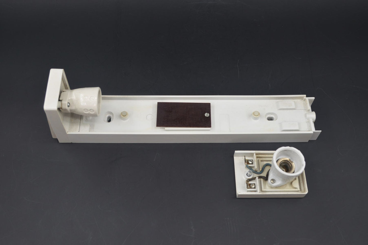 Mid-Century 1970s Erco Design Spiegelleuchte / Badezimmerleuchte – Westdeutsche minimalistische Vintage Design Wandlampe