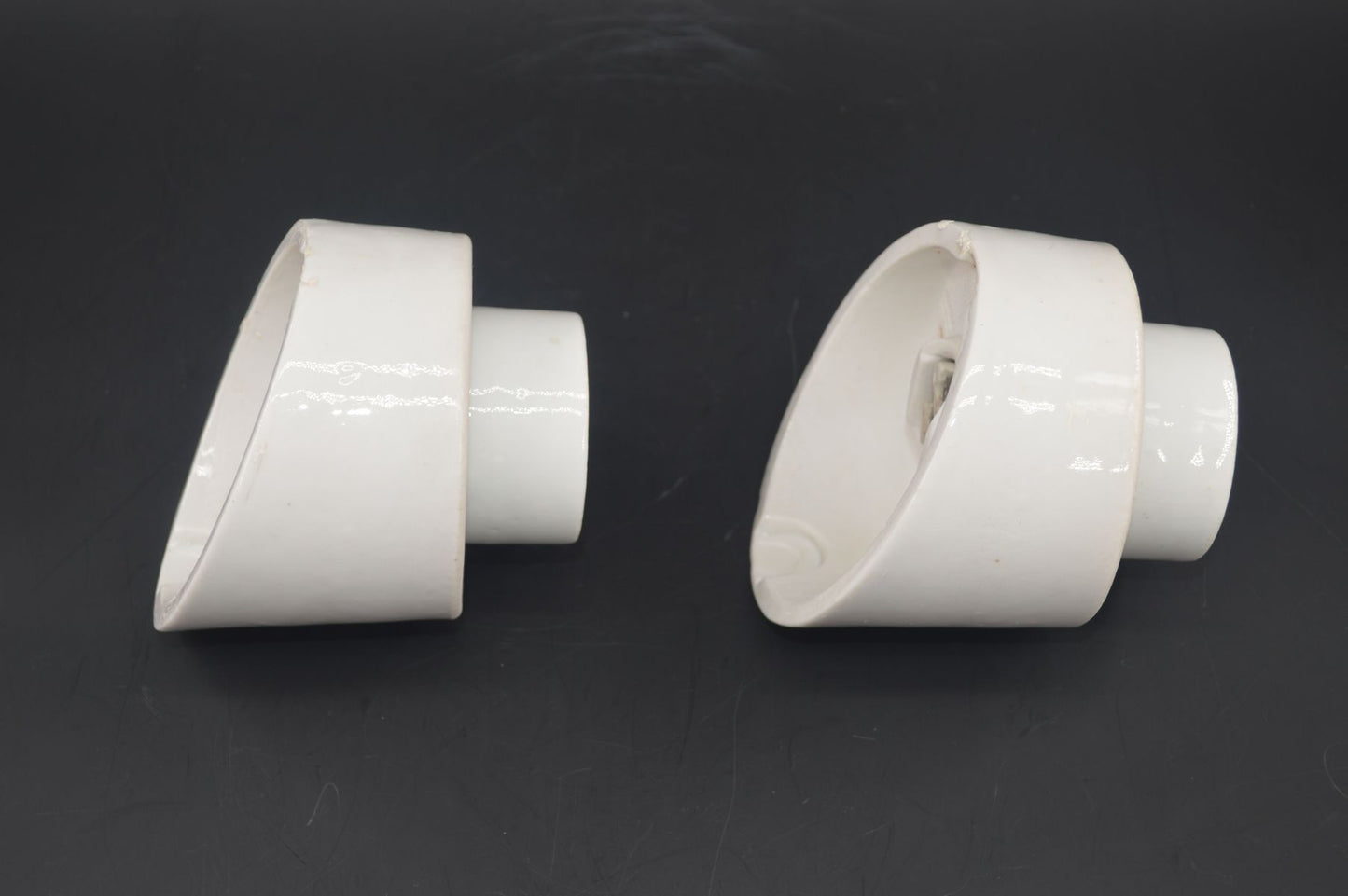 Dänische Mid-Century SBK 635 Porzellan Badezimmer Lampen – 1960s Bauhaus Design Spiegellampen mit Milchglas Lampenschirm – ähnlich Ifö Sigvard Bernadotte