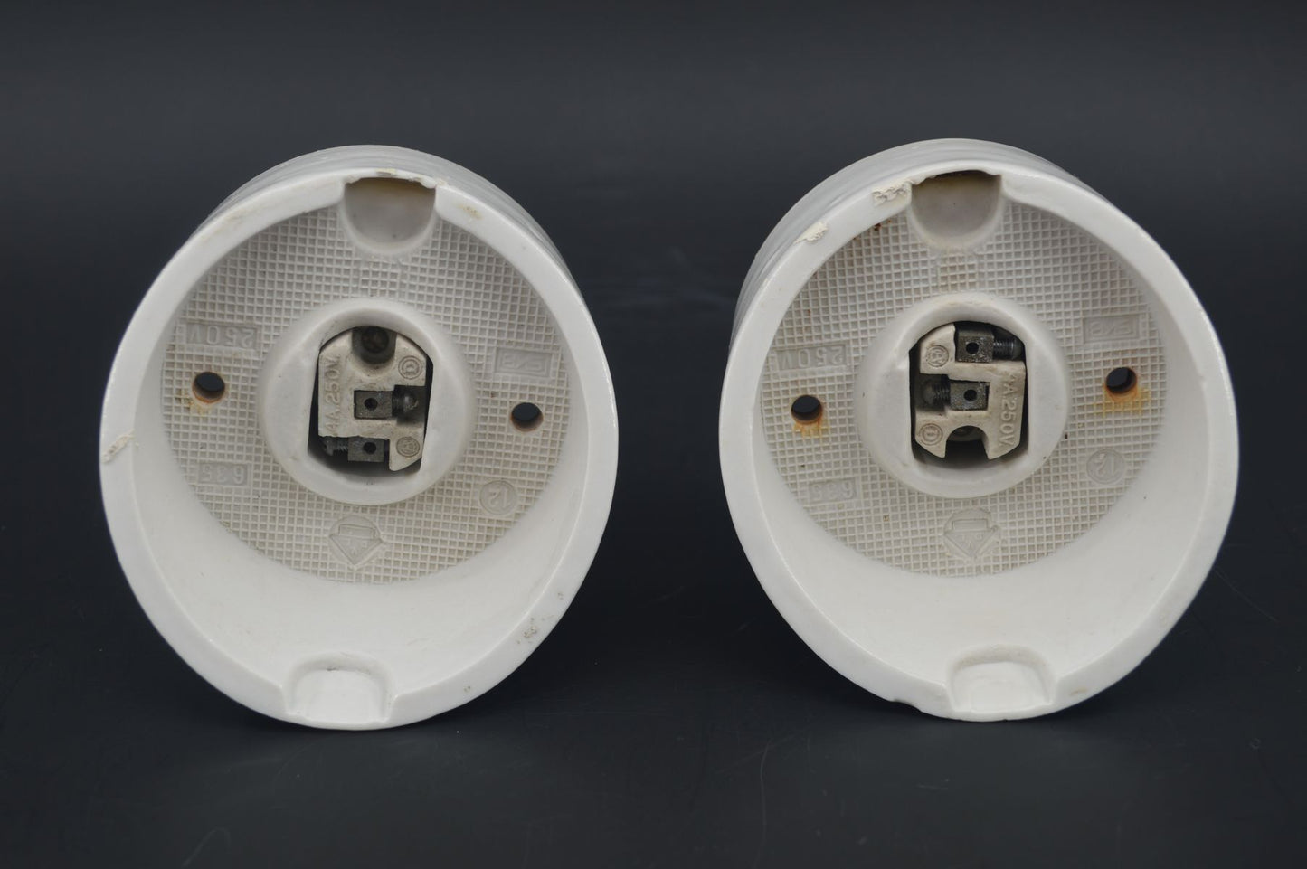 Dänische Mid-Century SBK 635 Porzellan Badezimmer Lampen – 1960s Bauhaus Design Spiegellampen mit Milchglas Lampenschirm – ähnlich Ifö Sigvard Bernadotte