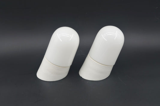 Dänische Mid-Century SBK 635 Porzellan Badezimmer Lampen – 1960s Bauhaus Design Spiegellampen mit Milchglas Lampenschirm – ähnlich Ifö Sigvard Bernadotte