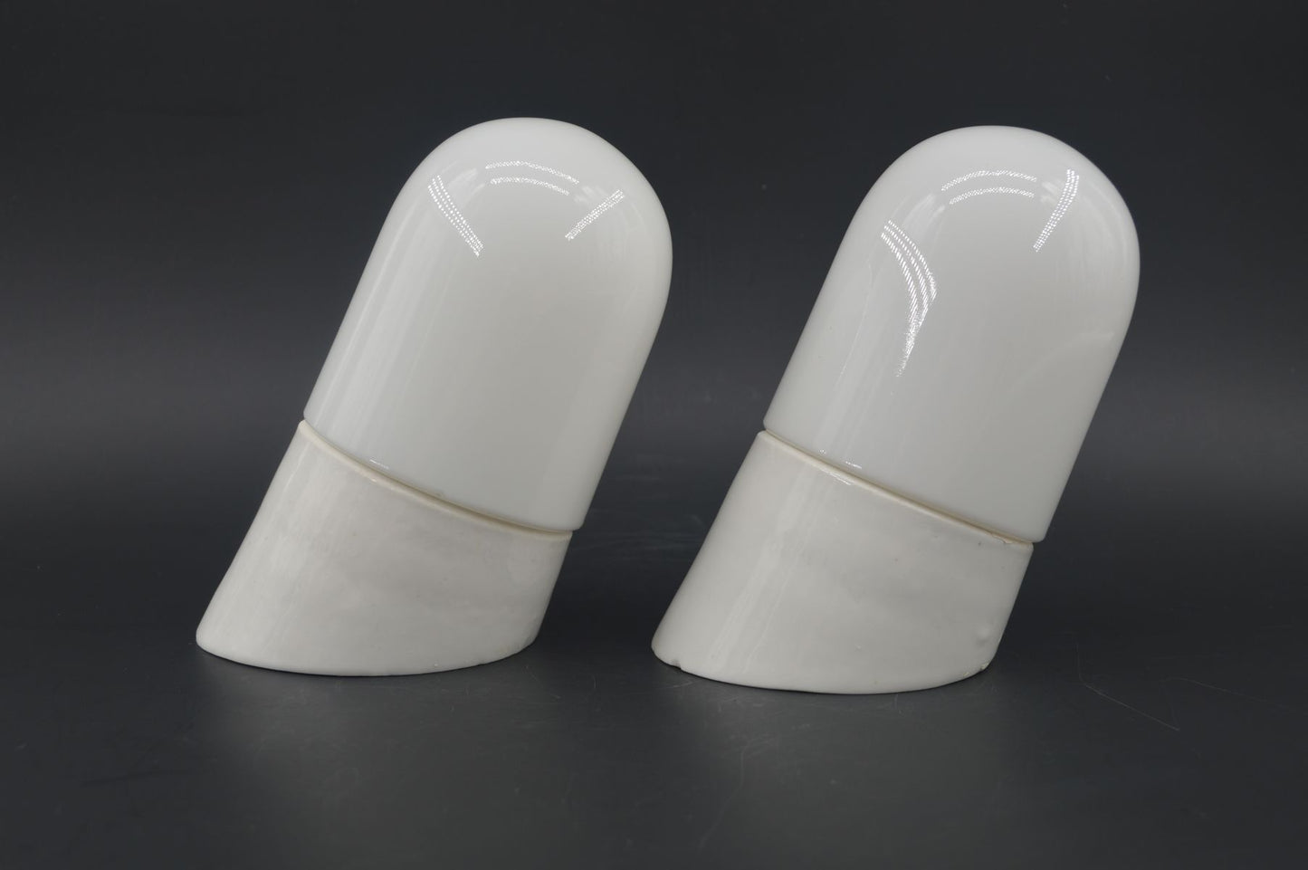 Dänische Mid-Century SBK 635 Porzellan Badezimmer Lampen – 1960s Bauhaus Design Spiegellampen mit Milchglas Lampenschirm – ähnlich Ifö Sigvard Bernadotte