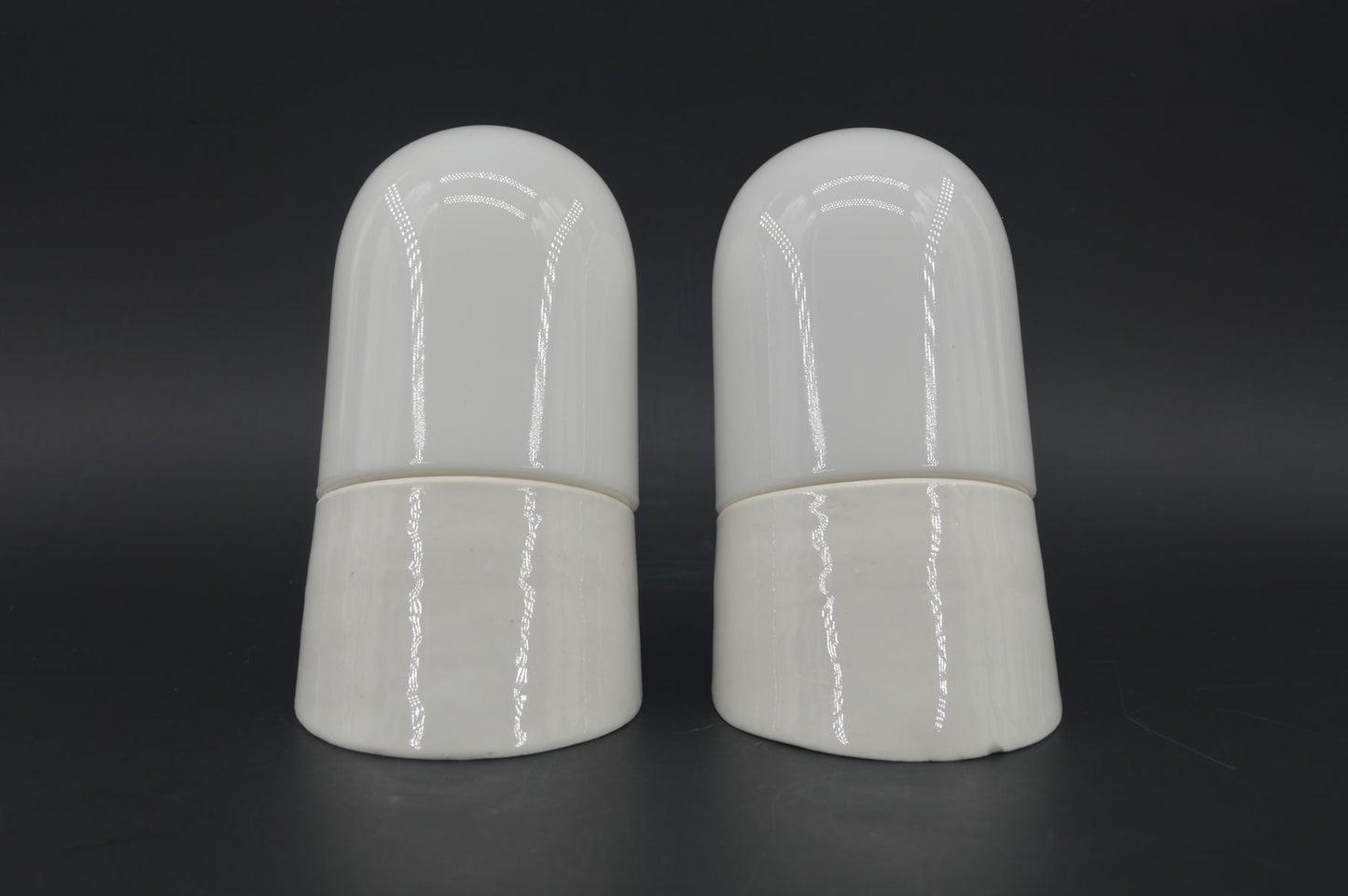 Dänische Mid-Century SBK 635 Porzellan Badezimmer Lampen – 1960s Bauhaus Design Spiegellampen mit Milchglas Lampenschirm – ähnlich Ifö Sigvard Bernadotte