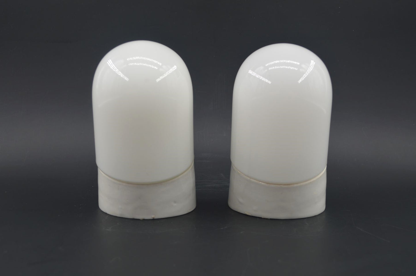 Dänische Mid-Century SBK 635 Porzellan Badezimmer Lampen – 1960s Bauhaus Design Spiegellampen mit Milchglas Lampenschirm – ähnlich Ifö Sigvard Bernadotte