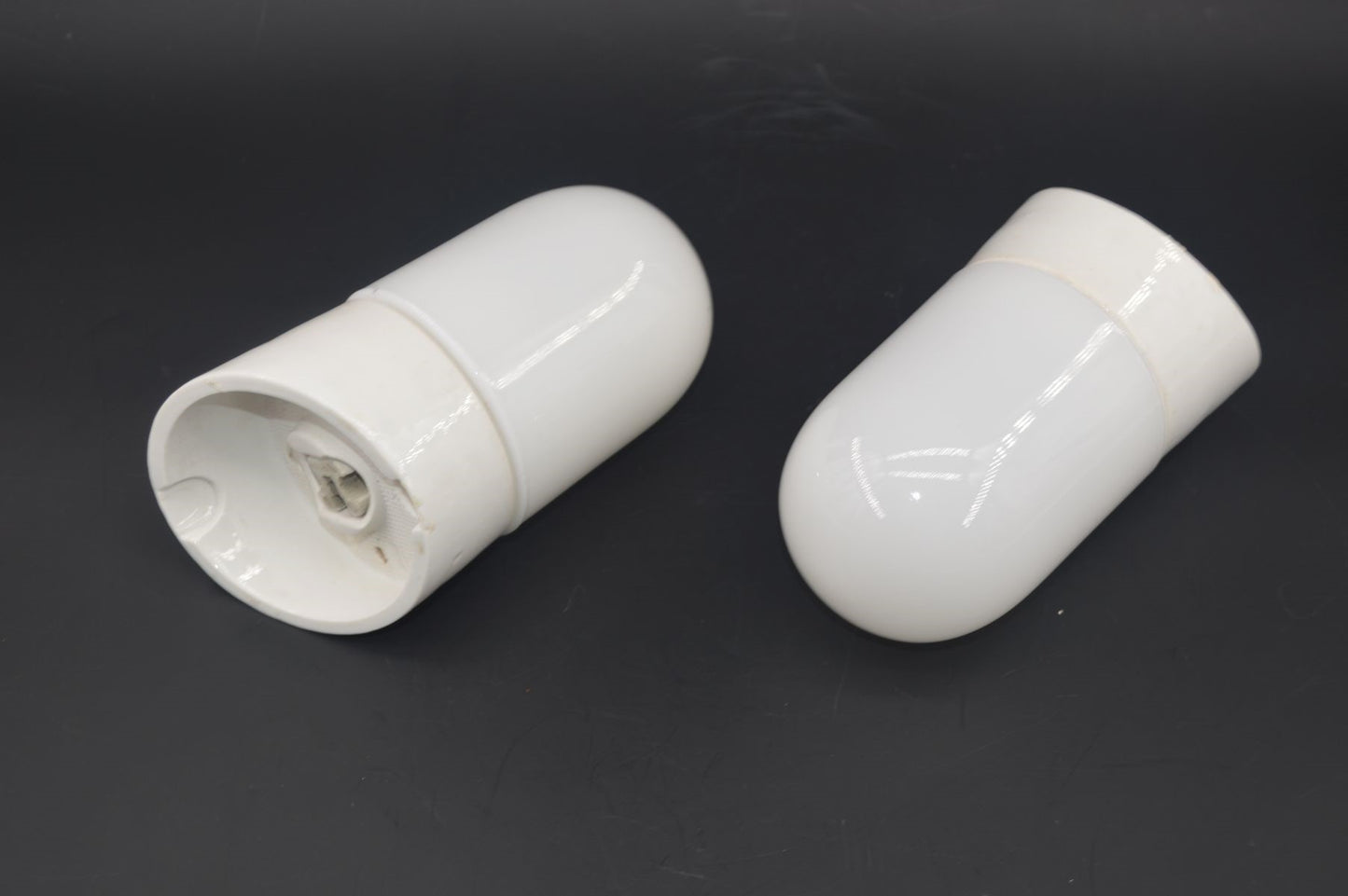 Dänische Mid-Century SBK 635 Porzellan Badezimmer Lampen – 1960s Bauhaus Design Spiegellampen mit Milchglas Lampenschirm – ähnlich Ifö Sigvard Bernadotte