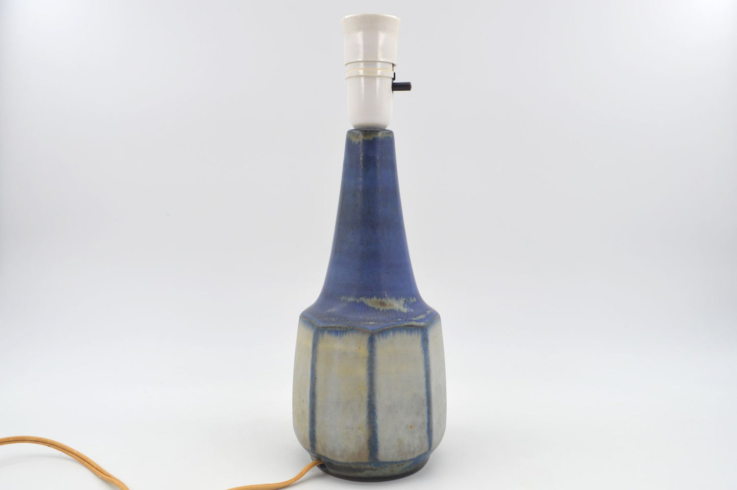 Maritime Vintage Marianne Starck für Michael Andersen Bornholm geometrische Studiokeramik Tischlampe 9609 MCM Design Dänemark 1960s Danish Modern handgearbeitete Kunstkeramik