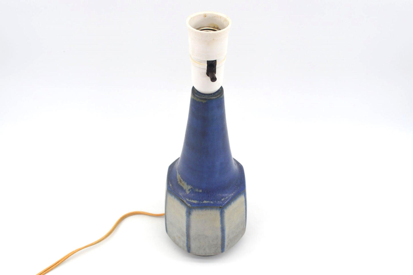 Maritime Vintage Marianne Starck für Michael Andersen Bornholm geometrische Studiokeramik Tischlampe 9609 MCM Design Dänemark 1960s Danish Modern handgearbeitete Kunstkeramik