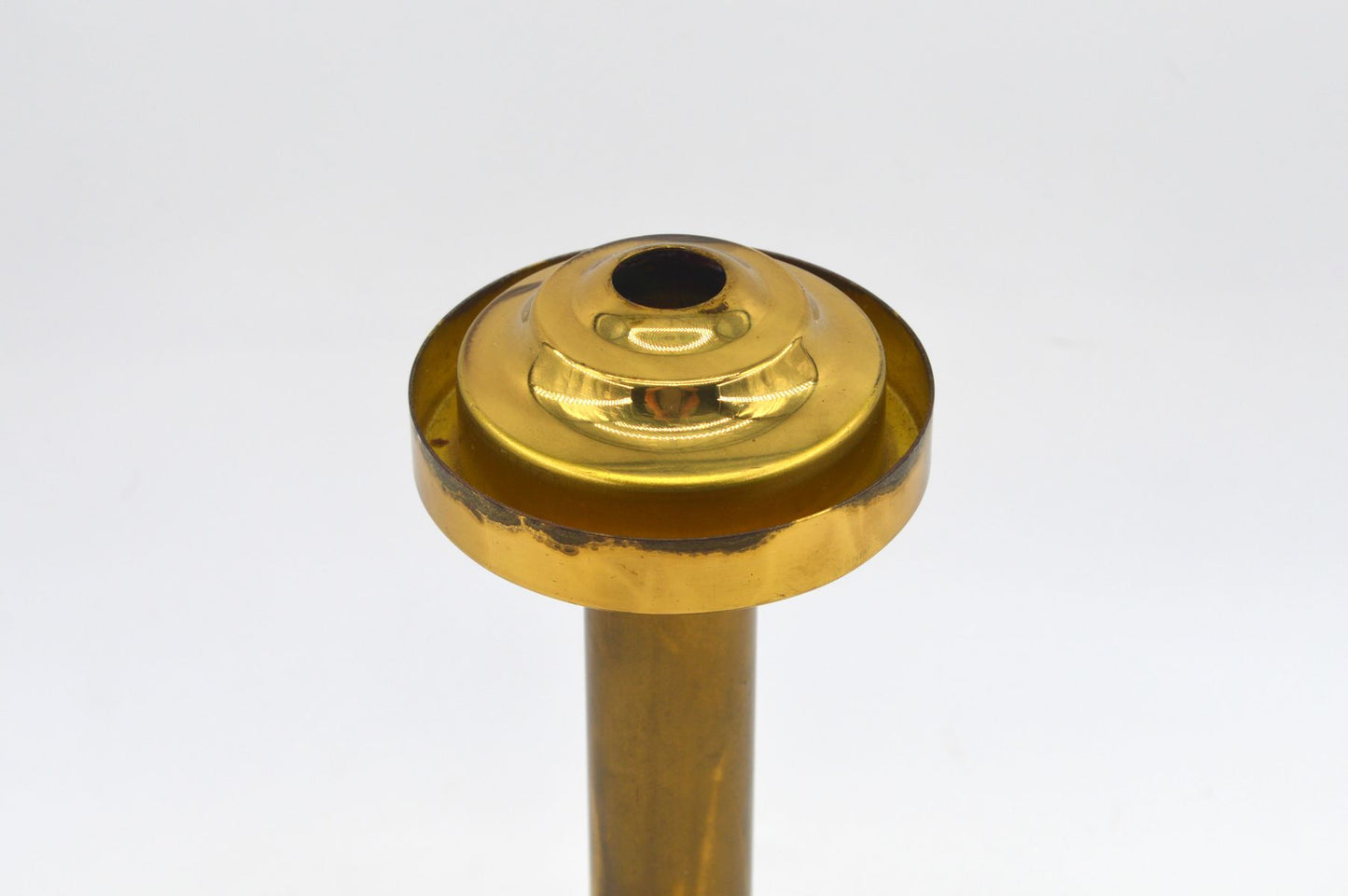 Hans Agne Jakobsson Markaryd Design Kerzenhalter L102/32 1960s Schwedischer Design Designklassiker aus Messing mit Rauchglas Lampenschirm – skandinavisches MCM Design