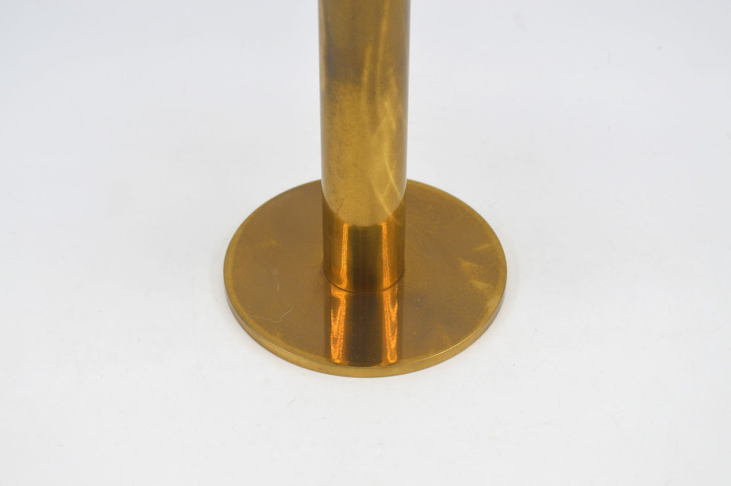 Hans Agne Jakobsson Markaryd Design Kerzenhalter L102/32 1960s Schwedischer Design Designklassiker aus Messing mit Rauchglas Lampenschirm – skandinavisches MCM Design