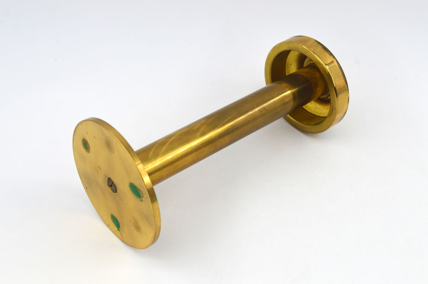 Hans Agne Jakobsson Markaryd Design Kerzenhalter L102/32 1960s Schwedischer Design Designklassiker aus Messing mit Rauchglas Lampenschirm – skandinavisches MCM Design