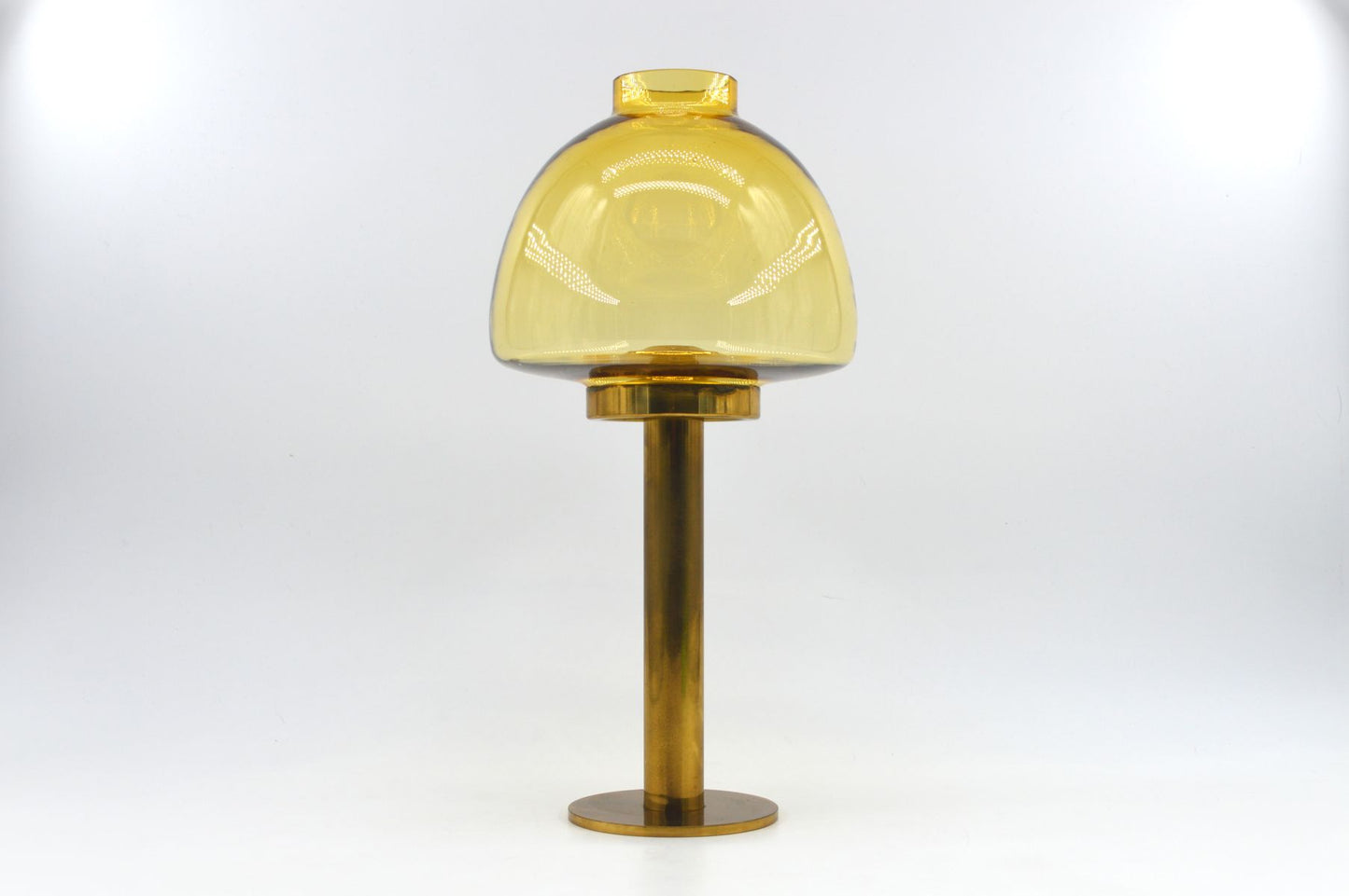 Hans Agne Jakobsson Markaryd Design Kerzenhalter L102/32 1960s Schwedischer Design Designklassiker aus Messing mit Rauchglas Lampenschirm – skandinavisches MCM Design