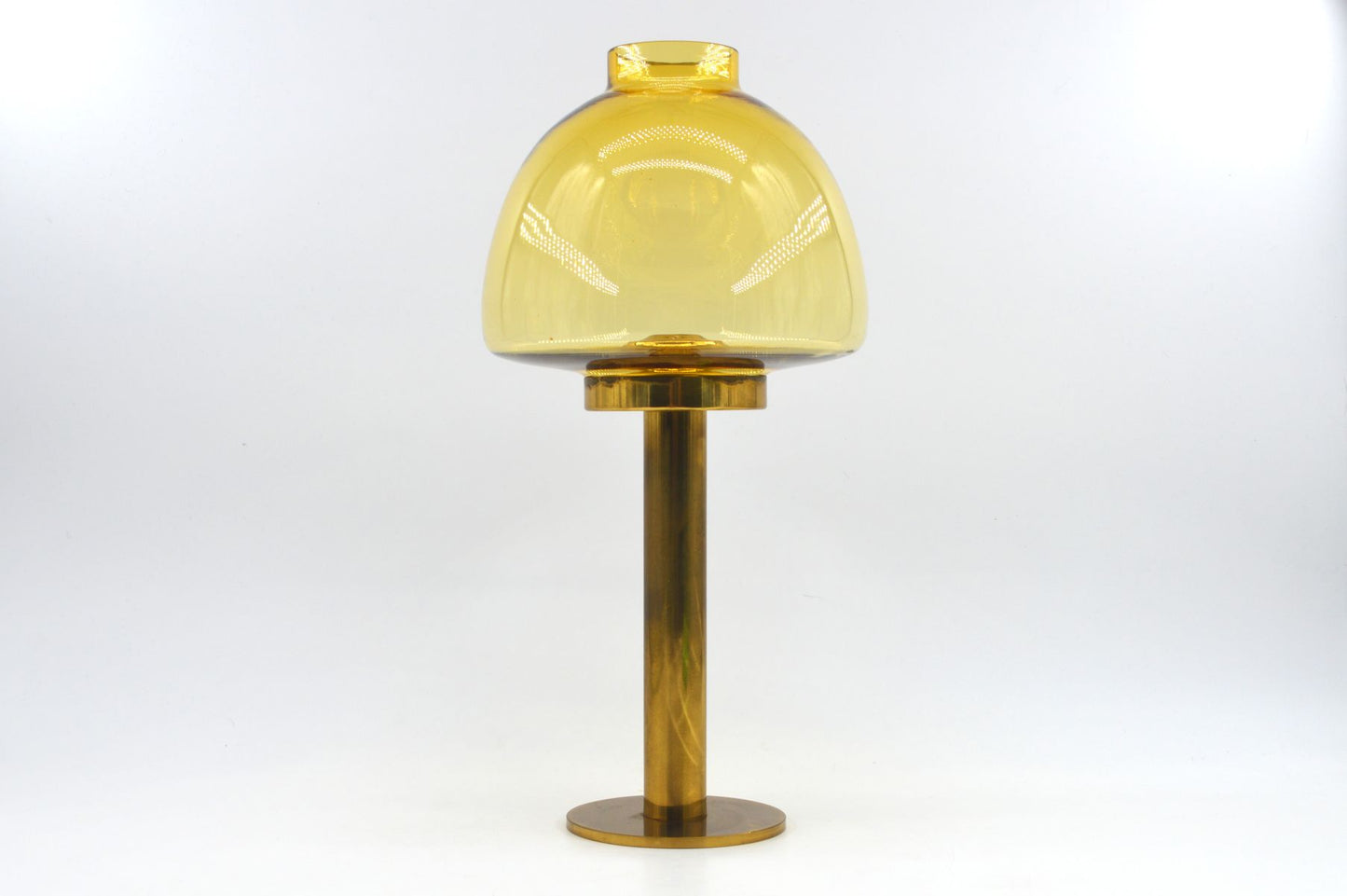 Hans Agne Jakobsson Markaryd Design Kerzenhalter L102/32 1960s Schwedischer Design Designklassiker aus Messing mit Rauchglas Lampenschirm – skandinavisches MCM Design