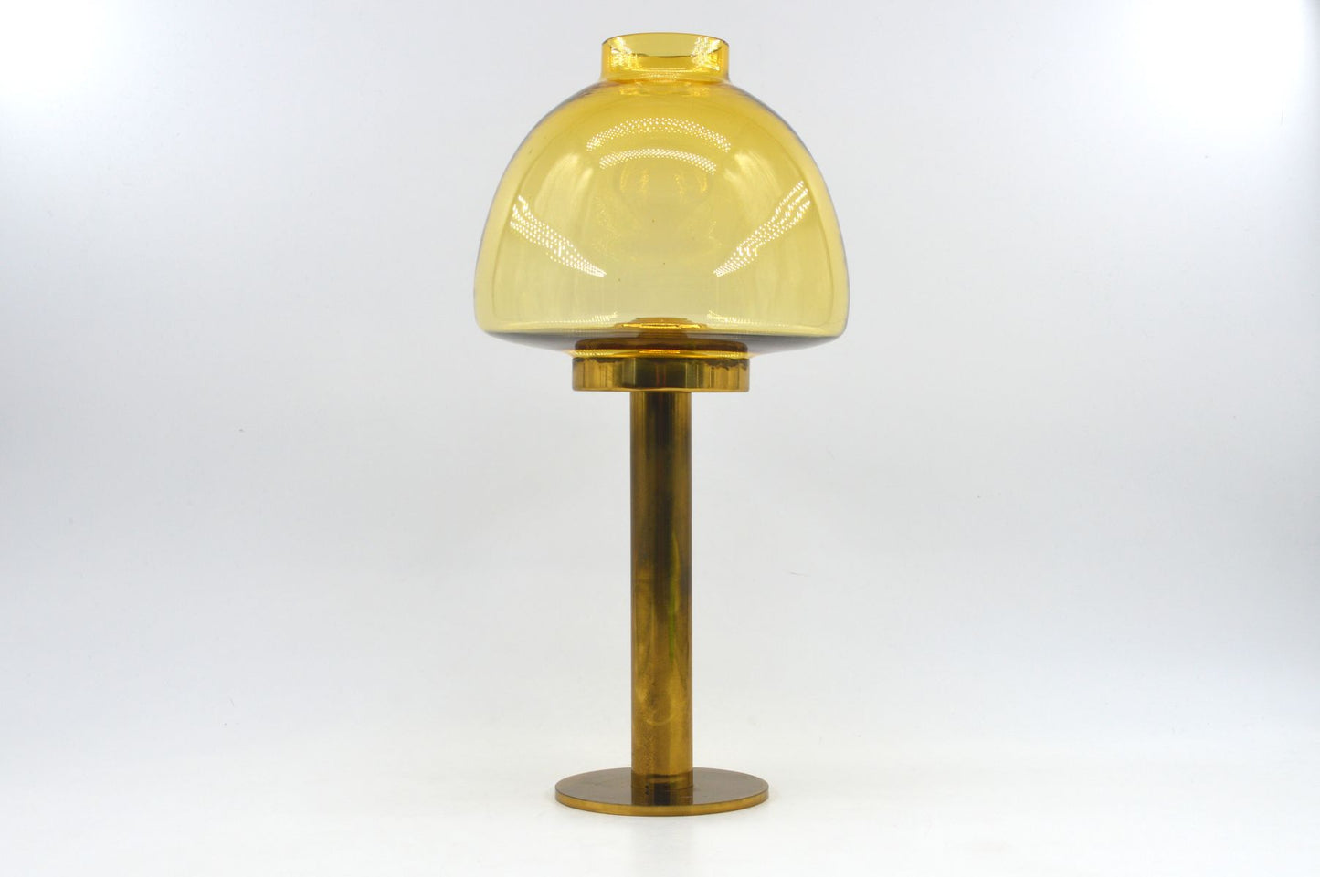 Hans Agne Jakobsson Markaryd Design Kerzenhalter L102/32 1960s Schwedischer Design Designklassiker aus Messing mit Rauchglas Lampenschirm – skandinavisches MCM Design