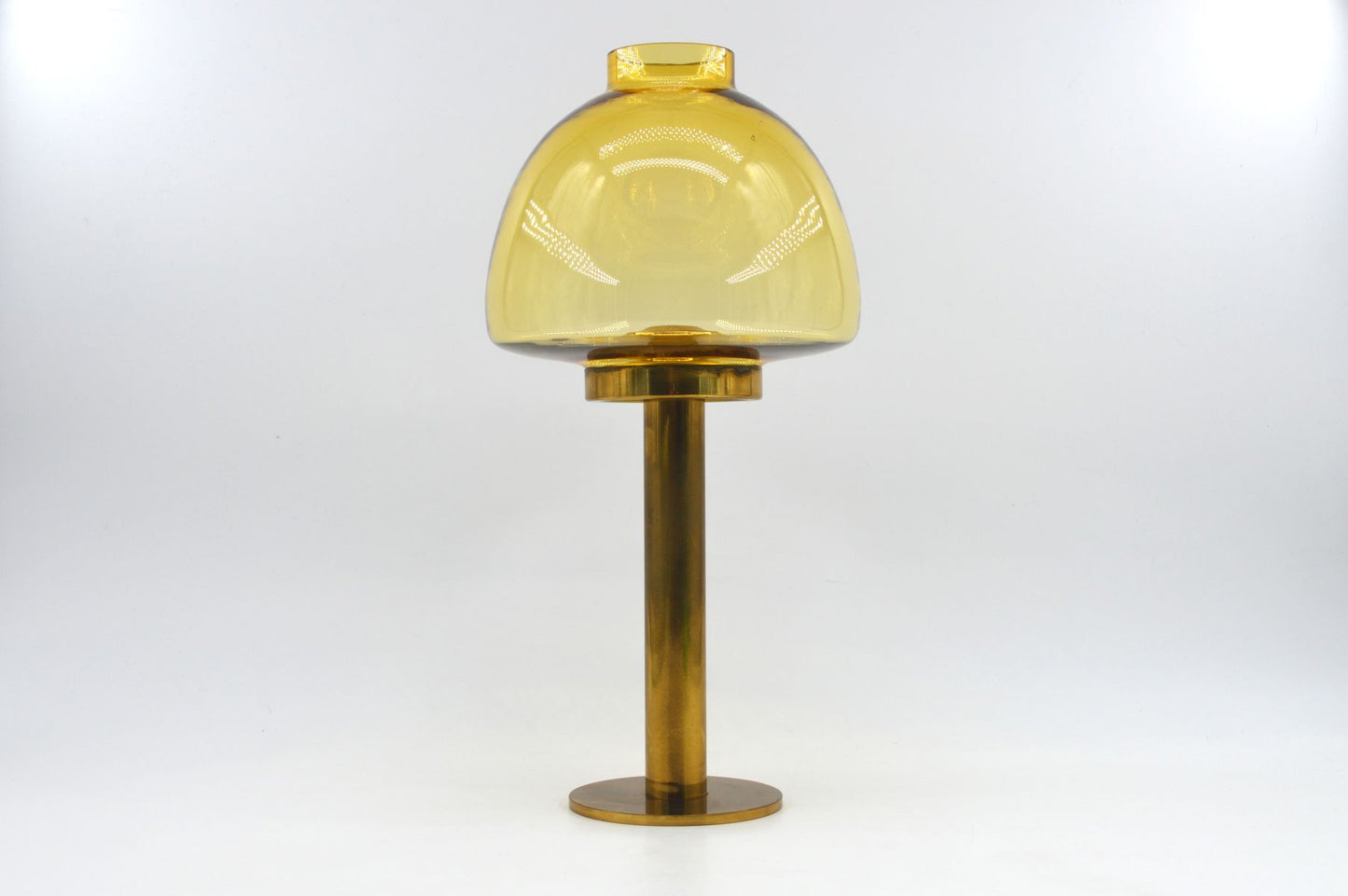 Hans Agne Jakobsson Markaryd Design Kerzenhalter L102/32 1960s Schwedischer Design Designklassiker aus Messing mit Rauchglas Lampenschirm – skandinavisches MCM Design