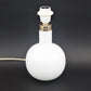 Mid-Century Michael Bang für Holmegaard Denmark "Boule" weiße Opalglas Tischlampe Michael Bang Design - 1980s MCM Designklassiker