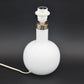 Mid-Century Michael Bang für Holmegaard Denmark "Boule" weiße Opalglas Tischlampe Michael Bang Design - 1980s MCM Designklassiker