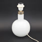 Mid-Century Michael Bang für Holmegaard Denmark "Boule" weiße Opalglas Tischlampe Michael Bang Design - 1980s MCM Designklassiker
