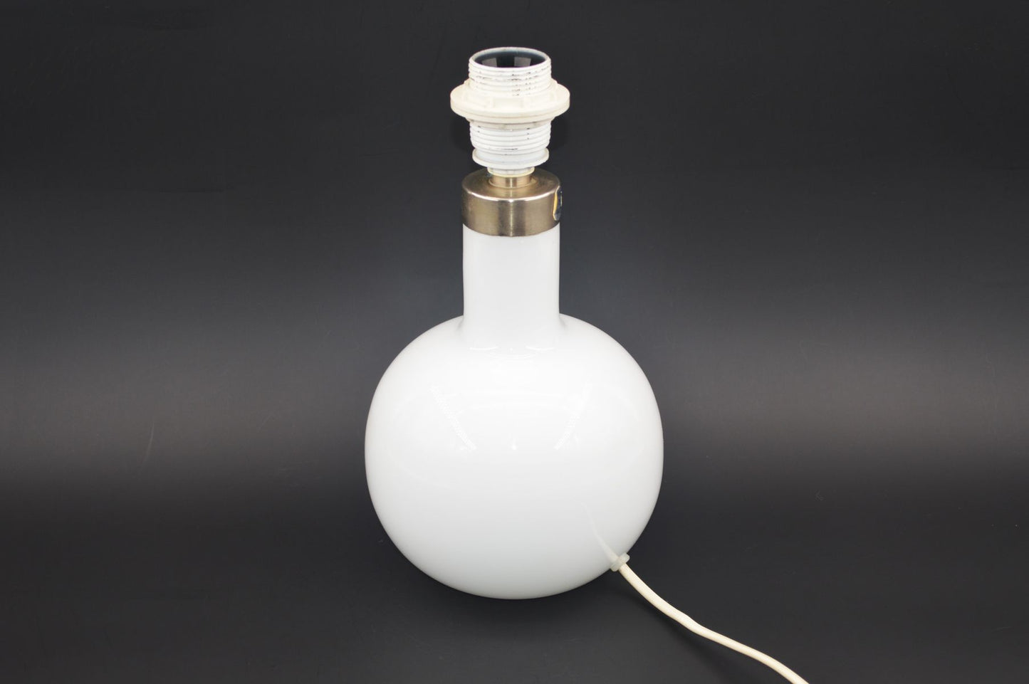 Mid-Century Michael Bang für Holmegaard Denmark "Boule" weiße Opalglas Tischlampe Michael Bang Design - 1980s MCM Designklassiker