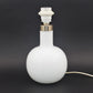 Mid-Century Michael Bang für Holmegaard Denmark "Boule" weiße Opalglas Tischlampe Michael Bang Design - 1980s MCM Designklassiker