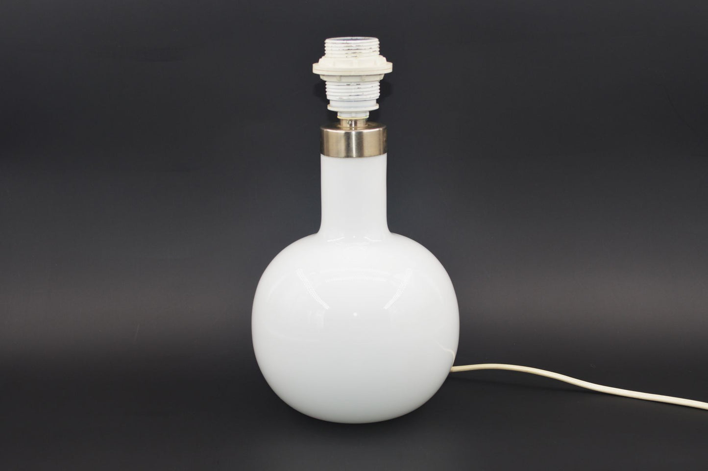 Mid-Century Michael Bang für Holmegaard Denmark "Boule" weiße Opalglas Tischlampe Michael Bang Design - 1980s MCM Designklassiker