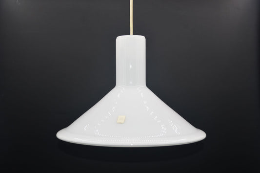Mid-Century Modern P&T Pendellampe Michael Bang für Holmegaard Dänemark Designlampe 1970s Design Opalglas Hängelampe – dänischer Designklassiker