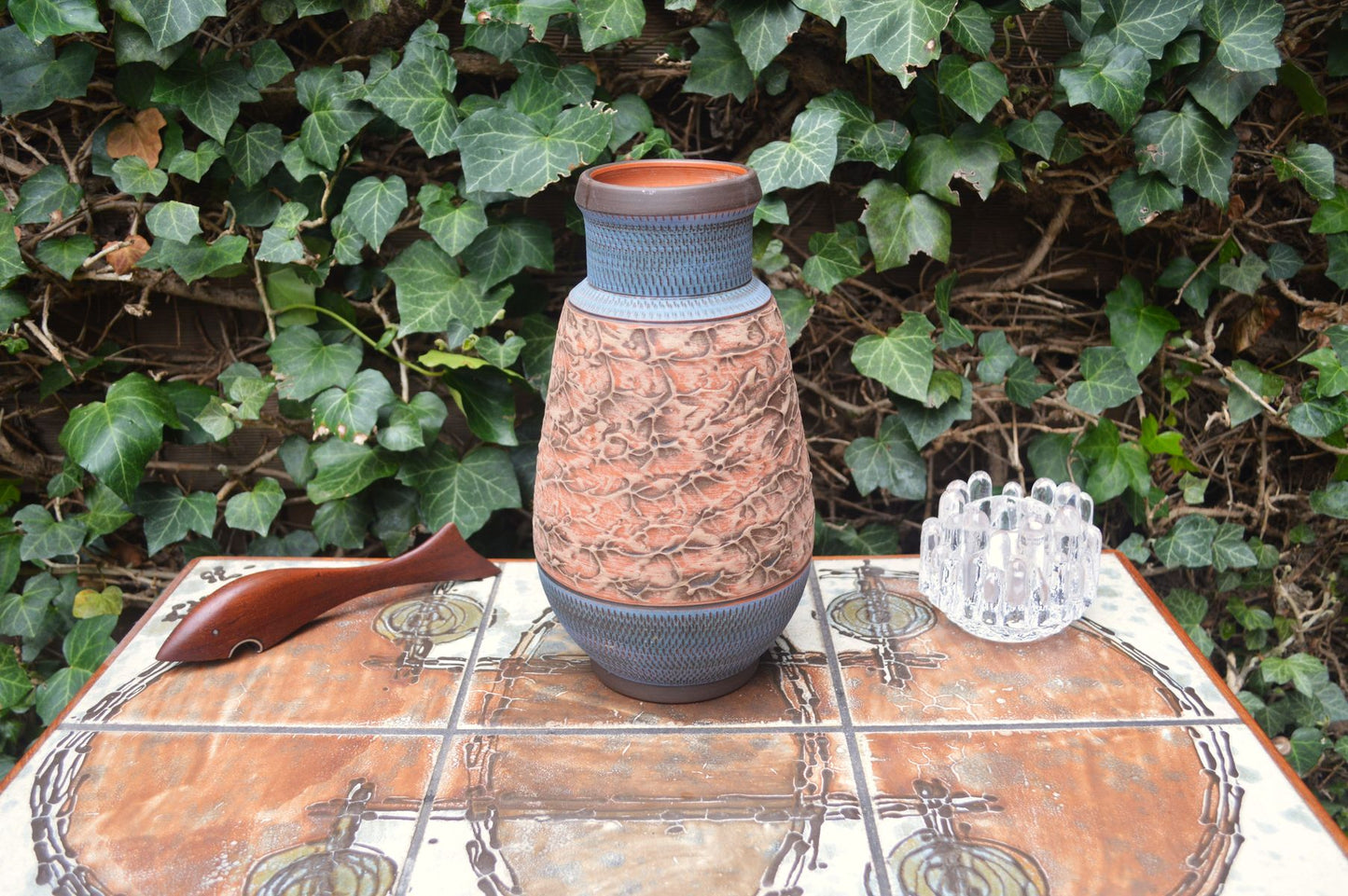 Große Mid-Century westdeutsche Wekara Sgraffito Keramik Vase 120/25 mit Ritzdekor 1950s WGP blaue handgefertigte Kunstkeramik MCM Design