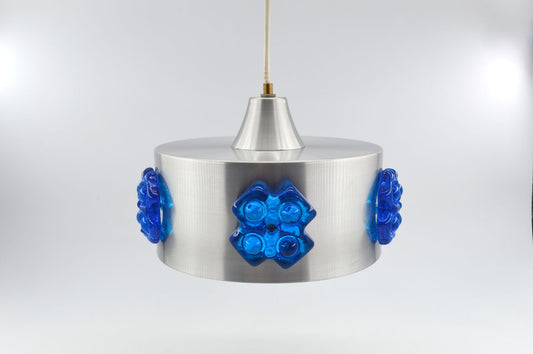Dänische Mid-Century Vitrika Denmark Hängelampe aus Aluminium mit blauen Glaseinsatz – 1970s Space-Age Design Pendellampe, dänische Vintage Designlampe