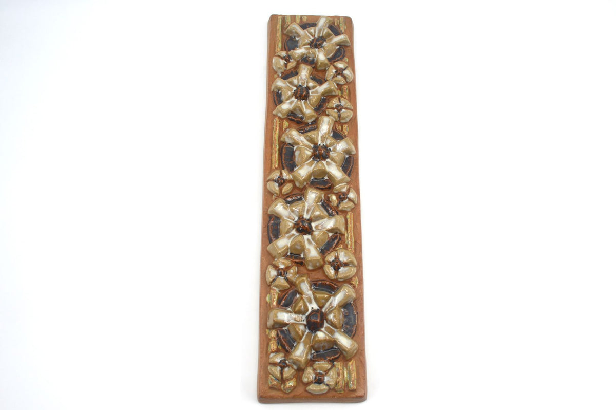 Vintage Marianne Starck Wandplatte 6318 für Michael Andersen Bornholm Keramik – 1960s MCM dänische Studiokeramik Wandrelief mit Margeriten Dekor