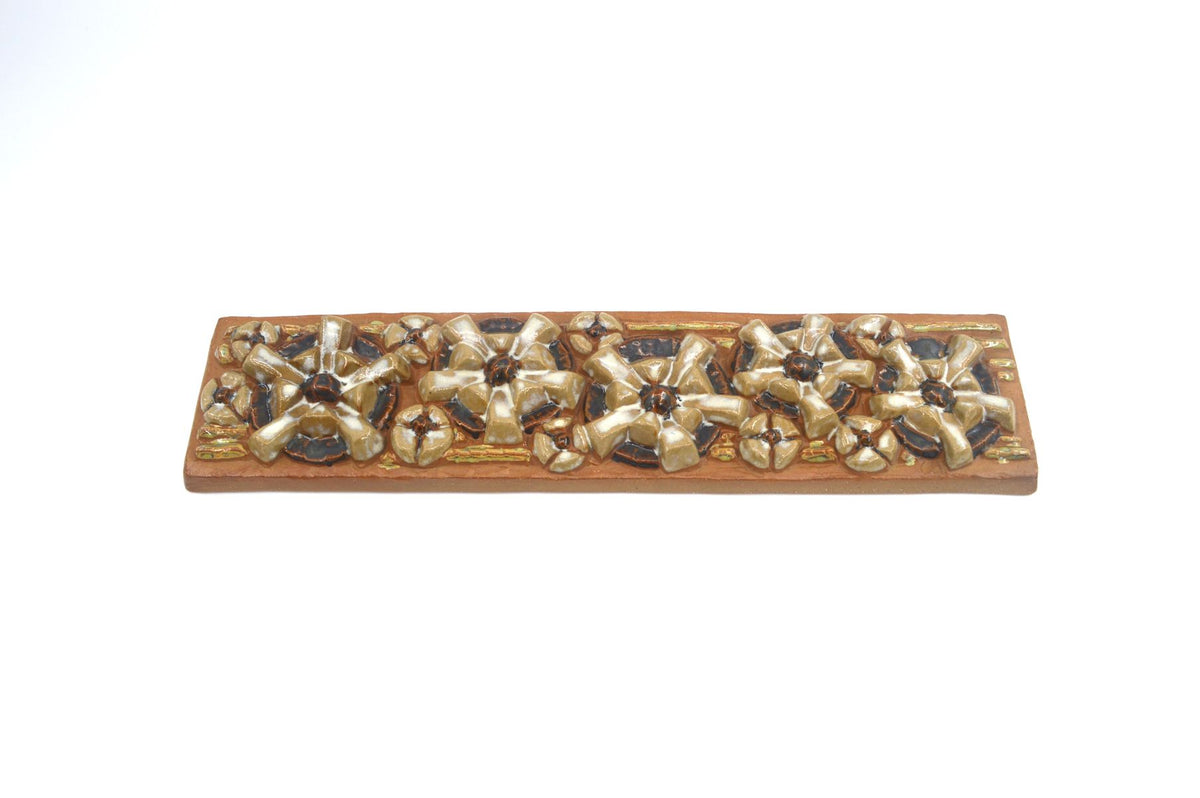 Vintage Marianne Starck Wandplatte 6318 für Michael Andersen Bornholm Keramik – 1960s MCM dänische Studiokeramik Wandrelief mit Margeriten Dekor