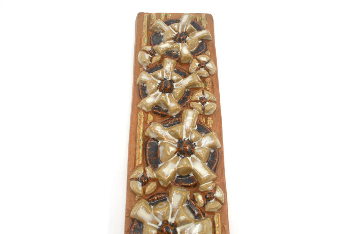 Vintage Marianne Starck Wandplatte 6318 für Michael Andersen Bornholm Keramik – 1960s MCM dänische Studiokeramik Wandrelief mit Margeriten Dekor