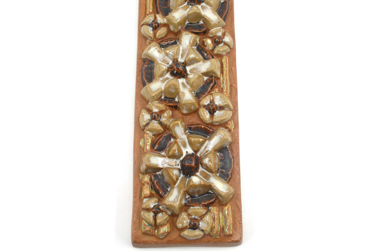 Vintage Marianne Starck Wandplatte 6318 für Michael Andersen Bornholm Keramik – 1960s MCM dänische Studiokeramik Wandrelief mit Margeriten Dekor
