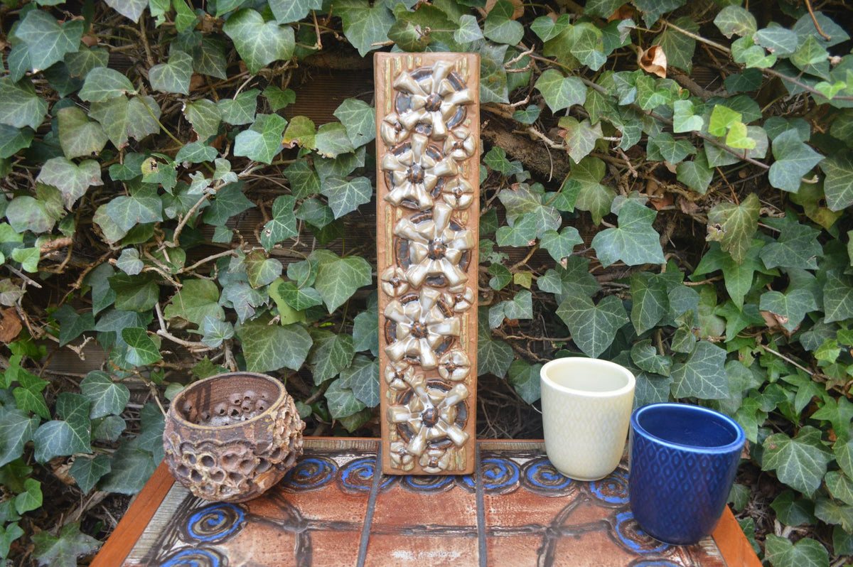 Vintage Marianne Starck Wandplatte 6318 für Michael Andersen Bornholm Keramik – 1960s MCM dänische Studiokeramik Wandrelief mit Margeriten Dekor